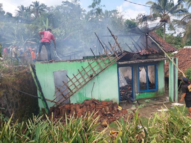 Rumah di Kalibening terbakar