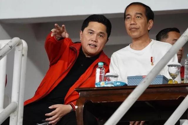 Potret Erick Thohir dengan jaket merah dan Jokowi yang berkaus putih.