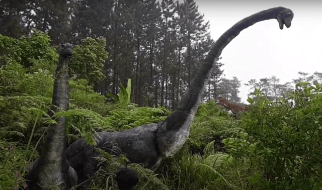 Gambar dua replika dinosaurus di D'Las Dino Land Purbalingga.