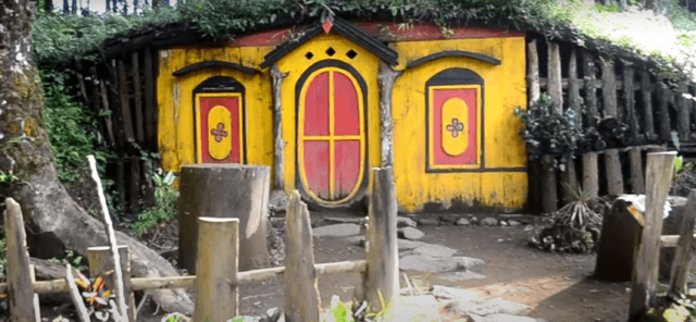 Gambar sebuah bangungan berawarna kuning yang disebut sebagai Kampung Kurcaci