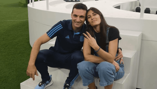 Potret pelatih Argentina Linoel Scaloni dengan baju bewarna hitam.