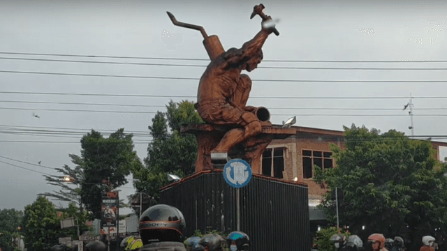 Gambar monumen Tugu Knalpot di Purbalingga.