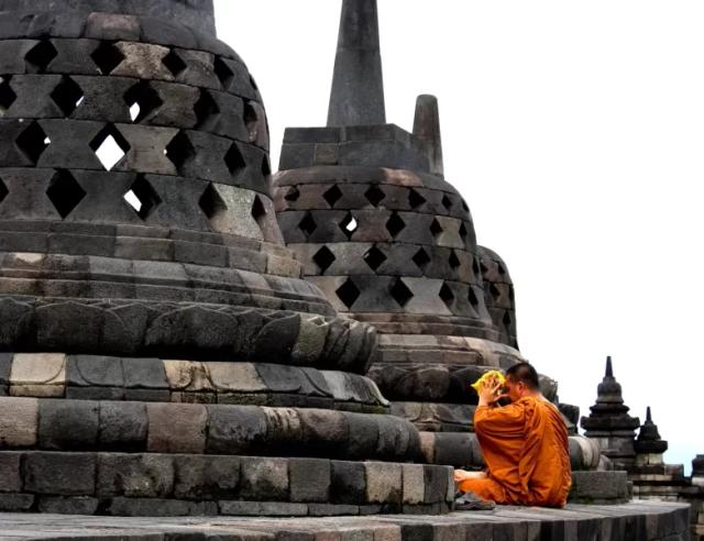 Potret seorang biksu sedang bersembahyang di Borobudur.