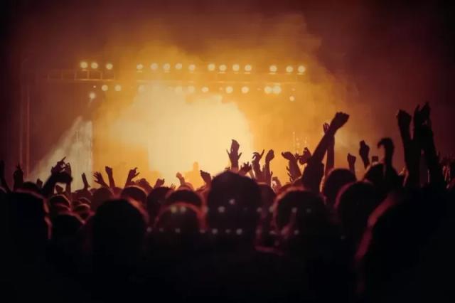 Gambar kerumunan penonton sebuah konser.