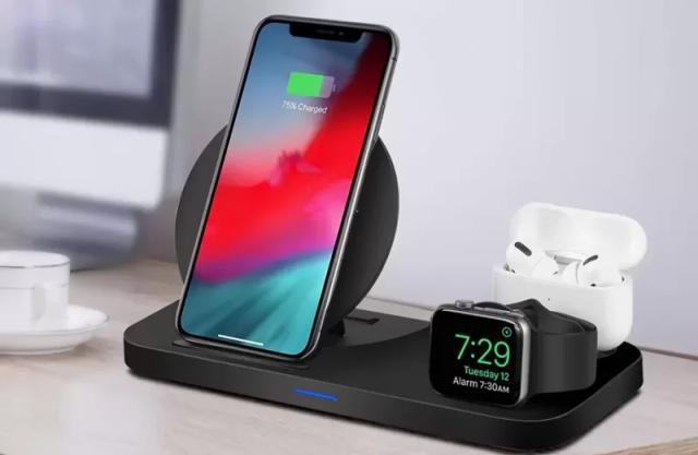 Gambar sebuah iPhone, Apple Watch dan TWS yang sedang diisi dayanya menggunakan Wireless Charger.