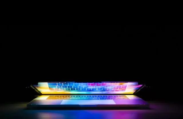 Gambar sebuah laptop yang nampak sedikit terbuka.