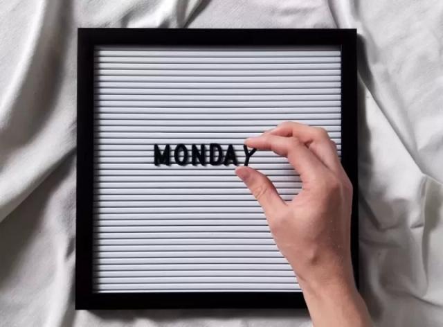 Gambar tangan dari seseorang yang sedang merangkai kata-kata 'Monday'
