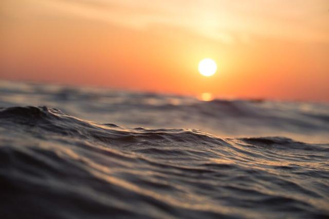 Gambar laut dan pemandangan sunrise pagi hari.