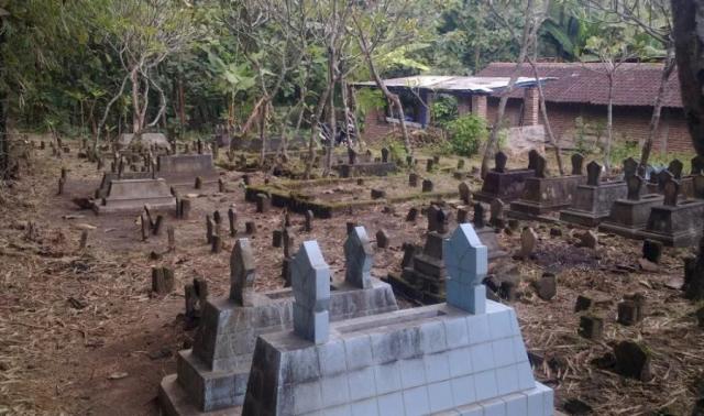 Makam di tebing Sungai Serayu