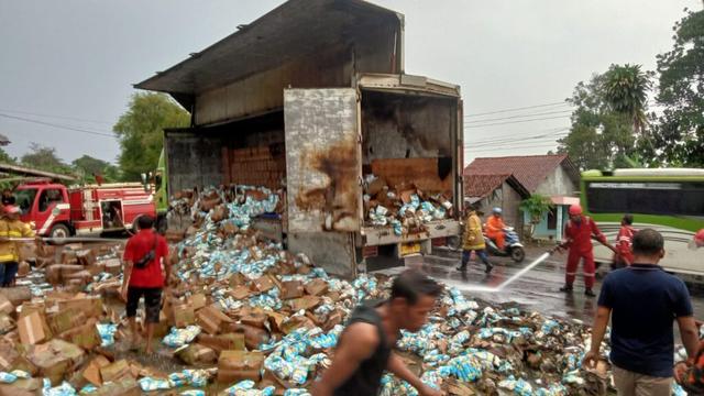 Mobil boks terbakar