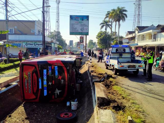 Bus terguling ke Sungai