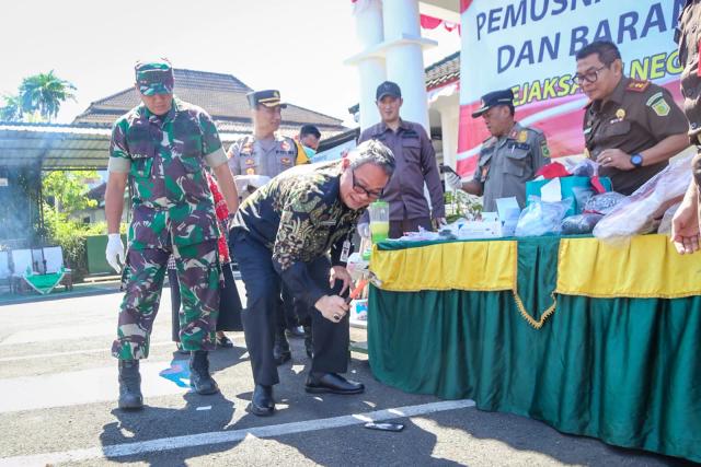 Kejari Banjarnegara musnahkan barang