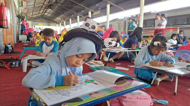 Lomba mewarnai di Stasiun