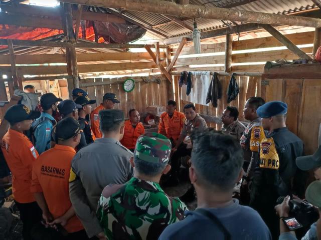 Gambar suasana evakuasi atas insiden 8 penambang emas terjebak di Banyumas.