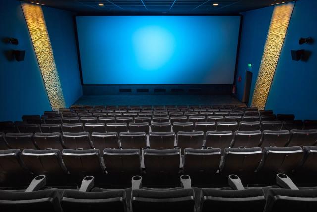 Gambar sebuah ruangan di gedung bioskop.