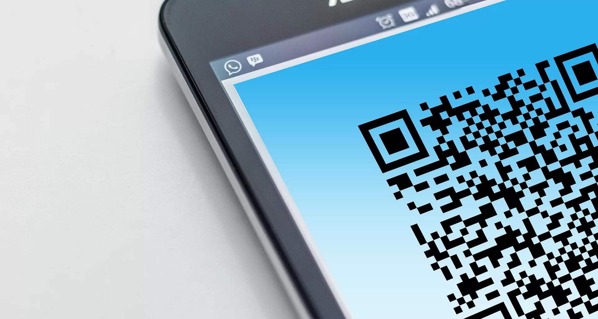 Gambar sebuah smartphone berisi QR Code, ilustrasi cara bayar pakai QRIS BCA Mobile
