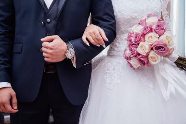Potret tangan sepasang suami istri yang bergandengan setelah menikah.