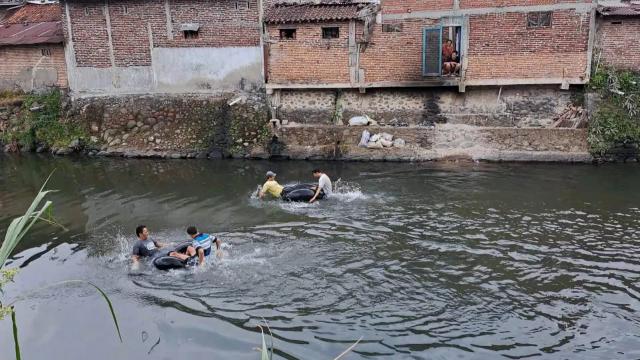 Lomba balap perahu ban