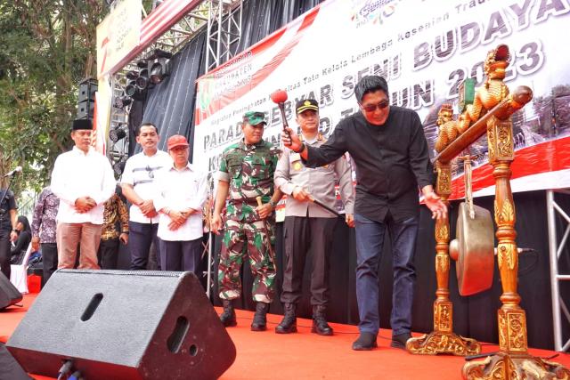 Foto Bupati Magelang, Zaenal Arifin dan jajarannya di acara Parade Seni Budaya 2023 Magelang.