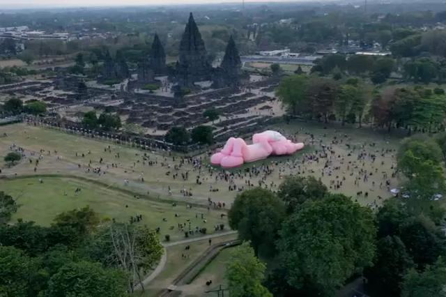 Gambar penampakan objek wisata KAWS Holiday di Prambanan.