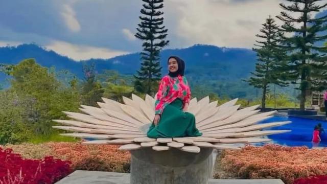 Gambar seorang wanita yang sedang duduk dan berpose di salah satu tempat healing di Purwokerto, Small World