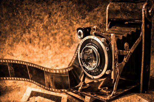 Gambar camera tua, ilustrasi jadwal film bioskop di Purbalingga hari ini.