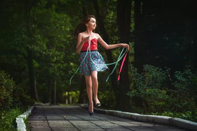 Gambar seorang wanita yang sedang melakukan olahraga Skipping.