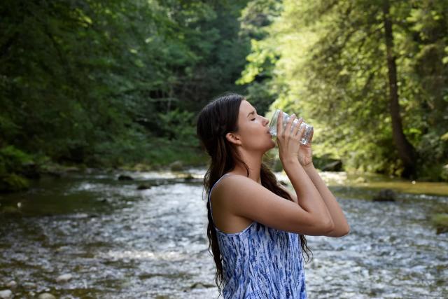 Gambar seorang wanita yang sedang minum air.