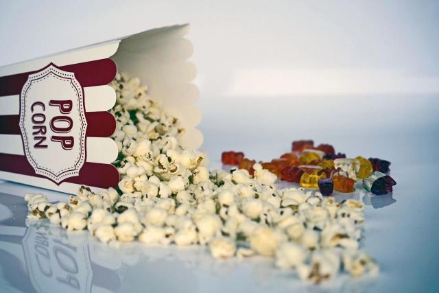 Gambar semangkuk popcorn yang tergeletak, ilustrasi jadwal bioskop di Purwokerto hari ini.