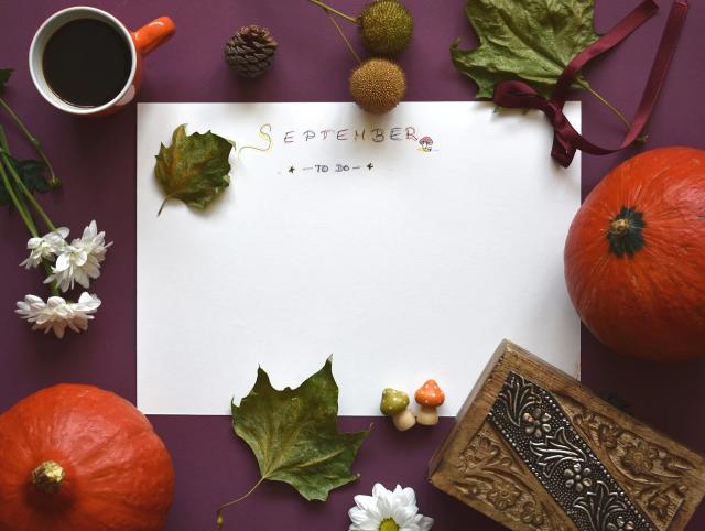 Gambar kertas bertuliskan rencana bulan September, ilustrasi kata-kata menyambut bulan September.