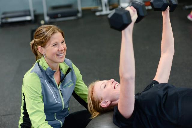 Gambar dua orang wanita yang sedang berolahraga di Gym.