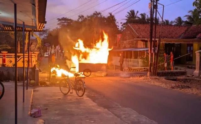 Gerobak siomay terbakar