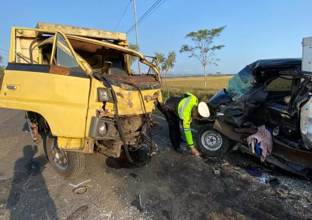 Lakalantas truk dan mobil