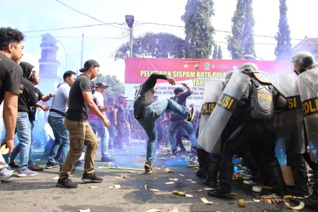 Simulasi penanganan unjuk rasa