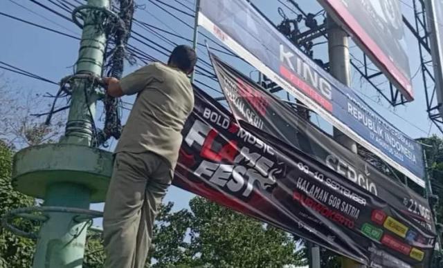 Spanduk ilegal di Cilacap