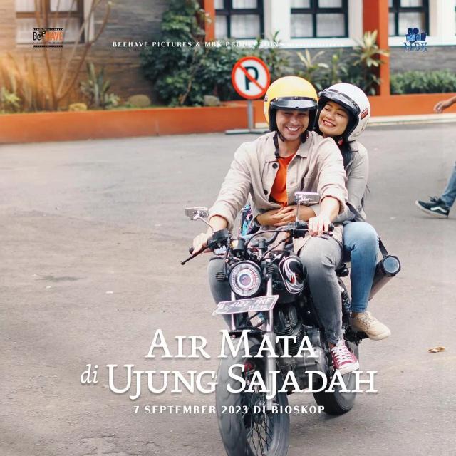 Gambar poster dari film drama terbaru Air Mata di Ujung Sajadah yang tayang di bioskop di Purwokerto hari ini.
