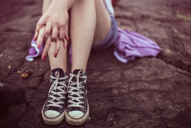 Gambar kaki dari seorang wanita yang sedang duduk, ilustrasi olahraga mengecilkan betis dan paha di rumah.