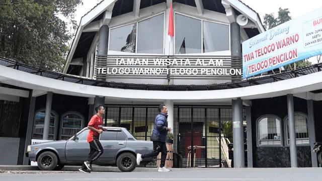 Gambar dua orang yang sedang berlari maraton, ilustrasi Dieng Etawalin Run 2023.