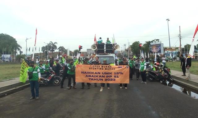 Tuntut kenaikan upah