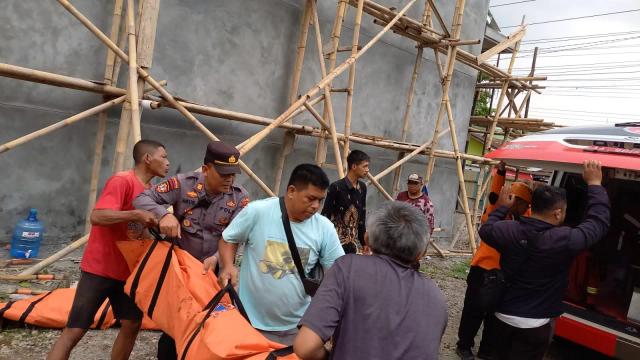 Tiga pekerja