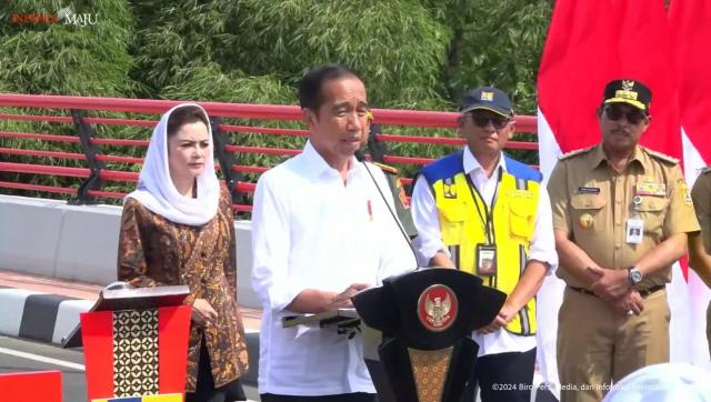 Jokowi meresmikan jembatan