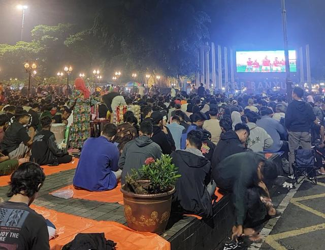 nobar di alun-alun