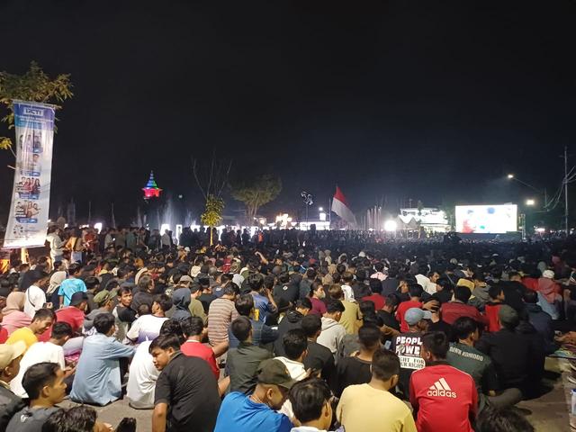 Nobar di alun-alun