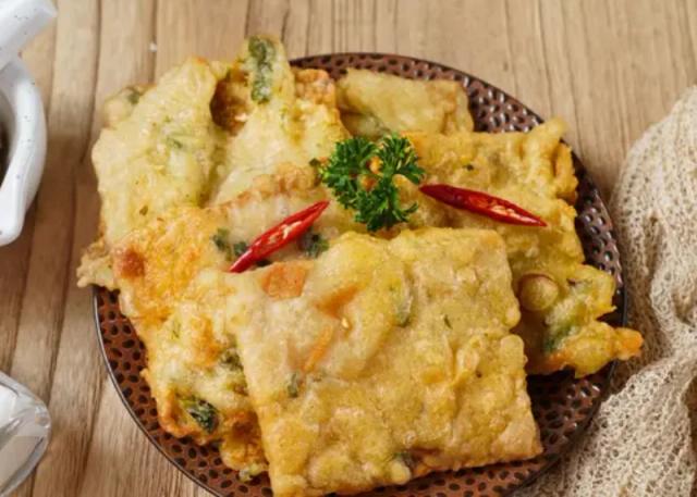 Tempe mendoan adalah salah satu kudapan tradisional yang berasal dari Banyumas, Jawa Tengah, dan kini telah menjadi favorit di seluruh Indonesia. Kelezatan tempe mendoan terletak pada teksturnya yang renyah di luar dan lembut di dalam, serta rasa gurih yang dihasilkan dari adonan tepung bumbu yang membalut tempe. Dalam artikel ini, Anda akan menemukan lima resep tempe mendoan yang enak dan gurih, yang dapat Anda buat sendiri di rumah. Setiap resep menghadirkan variasi rasa dan bahan yang unik, sehingga Anda dapat menikmati tempe mendoan sesuai selera Anda dan keluarga.