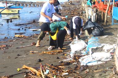 bersih-bersih di Pantai Teluk Penyu Cilacap