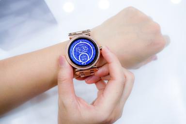 Ilustrasi 5 merek smartwatch terbaik