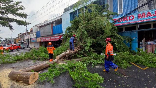 Angin disertai hujan