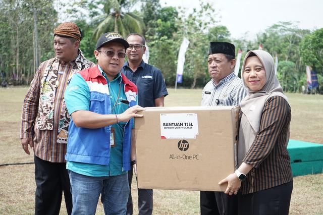 Kilang Cilacap memberikan bantuan 1 unit PC yang diberikan pada upacara penutupan TMMD di lapangan desa Susurunda Karangpucung, Cilacap. (Kilang Cilacap).