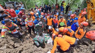 Meninggal Berpelukan