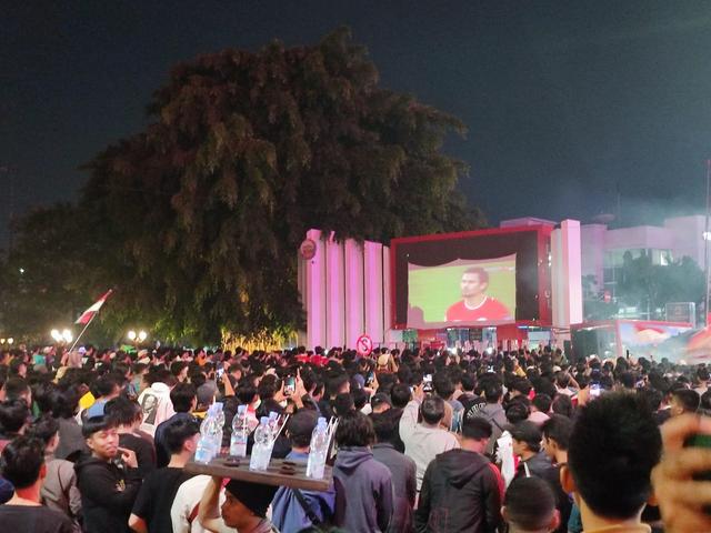 Nobar di Alun-alun